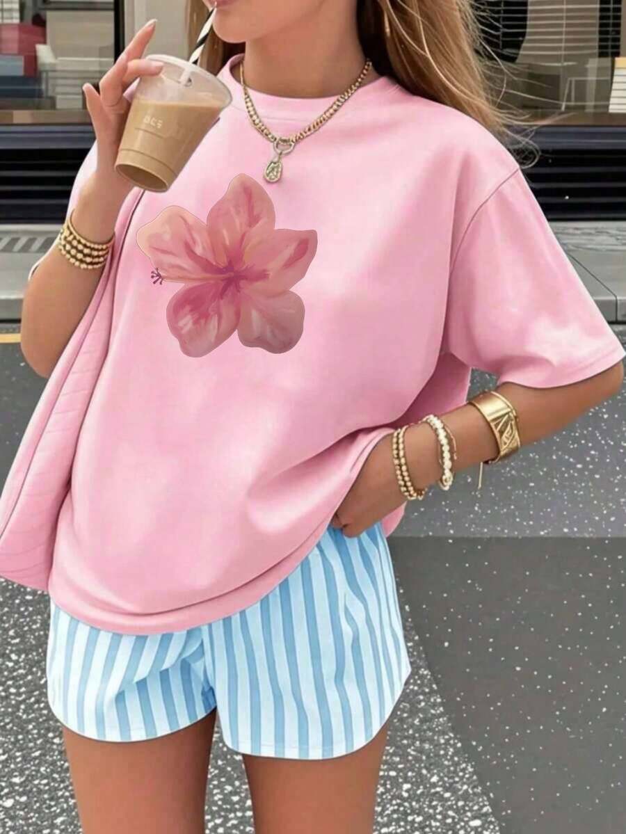 Camiseta oversize azul claro de verano para mujer con estampado de flor rosa Playera holgada de cuello redondo con diseño de flor hibisco rosa, estilo fresco y femenino Camiseta casual azul de manga corta con flor, ideal para looks de playa y verano - YH410 - Rosa - Ver 1