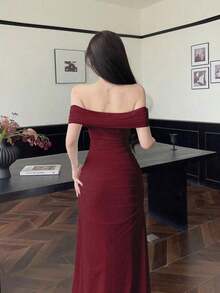 Vestido largo elegante de mujer con hombros descubiertos, cintura fruncida y malla, adecuado para bodas, eventos formales y fiestas de gala - Burdeos - Ver 9