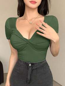 Camiseta corta de mujer con cuello en V, manga corta y ajustada - Verde militar - Ver 4