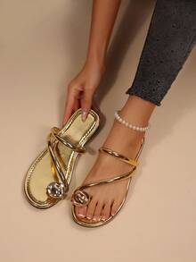Nouvelles chaussures à talons bas pour l'été, sandales plates à brides croisées avec bout en métal doré brillant pour plage et luxe. Semelle souple antidérapante confortable pour le port prolongé, adaptées aux grandes tailles. Sandales polyvalentes pour la plage, les déplacements quotidiens, l'intérieur et l'extérieur - Doré - Voir 2