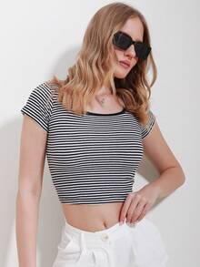 Women's Casual Striped Crew Neck Fitted Cropped Top, Summer - Black and White - View 2