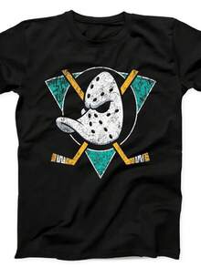 Camiseta negra Mighty DuC1KS N1HL con logo del equipo de hockey. Regalo genial. 503.220 g. UniS1ex 100% algodón. Peso ideal para todas las estaciones, apta tanto para hombres como para mujeres. Tejido de alta calidad y duradero, suave al tacto y de larga duración. Prenda transpirable, ideal para el otoño, vacaciones, Día de la Madre, celebraciones del Día de la Independencia y como regalo. - Negro - Ver 1