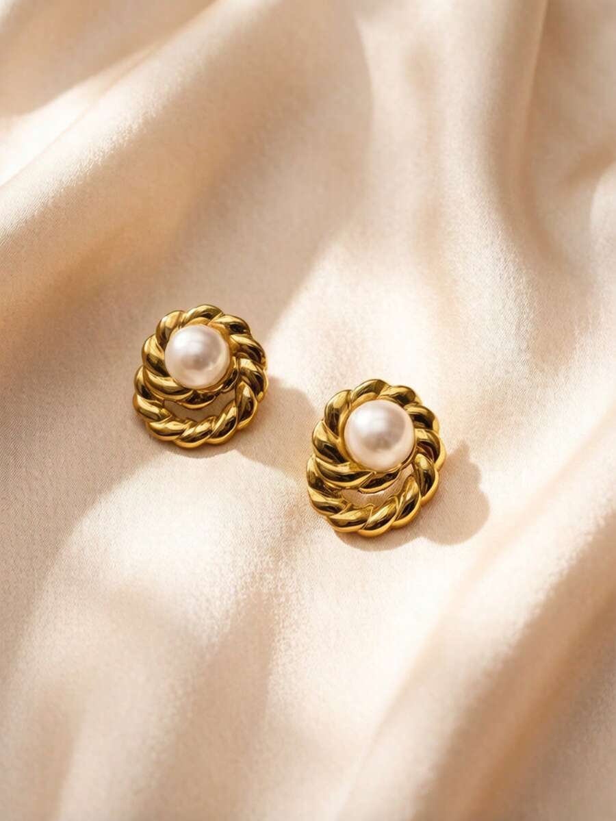 Đôi bông tai thép không gỉ kiểu dáng tối giản, xoắn ốc thanh lịch, màu vàng đồng, hình dáng cổ điển trang nhã, toát lên vẻ điềm tĩnh và sang trọng, phù hợp cho công sở và các dịp trang trọng. Món quà ngọt ngào dành cho bạn gái, thích hợp đeo hàng ngày và mọi sự kiện, đa năng cho cả ngày đi học và những ngày cuối tuần thư giãn.
