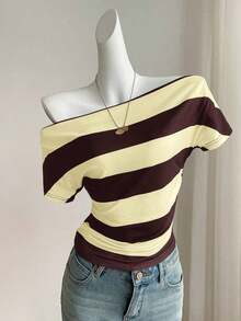 Camiseta de mujer de manga corta con cuello asimétrico y estampado de rayas - amarillo ganso - Ver 3