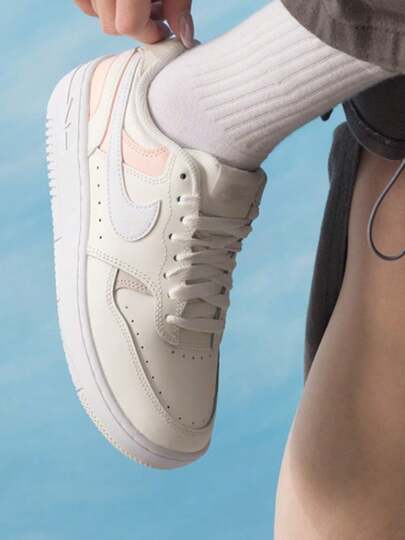  Giày thể thao cổ thấp Nike Gamma Force thoải mái và mềm mại dành cho nữ, màu trắng và hồng.