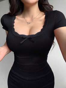 Camiseta ajustada de manga corta con cuello cuadrado, decoración de lazo de encaje y contraste para el Día de San Valentín - Negro 2 - Ver 1