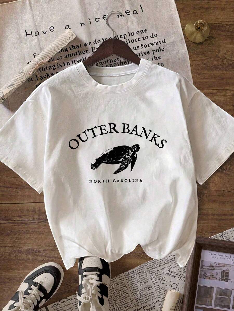 Camiseta Blanca Oversize para Mujer con Estampado de Tortuga y Outer Banks North - Manga Corta, Cuello Redondo, Estilo Casual para Playa, Corte Relajado para Atuendo Informal, Surf y Estilo de Vida Costero (Lavable a Máquina) Y2k Camiseta Camisa De - Blanco - Ver 1