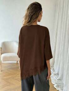 Camiseta casual de mujer con dobladillo asimétrico de encaje de unicolor, uso versátil diario, parte superior de ocio de primavera/verano, adecuada para vacaciones, verano, primavera, vacaciones de primavera y diversas ocasiones, incluyendo vestido de playa, camisa casual, ropa exterior y parte superior de verano.Marrón - Marrón - Ver 2