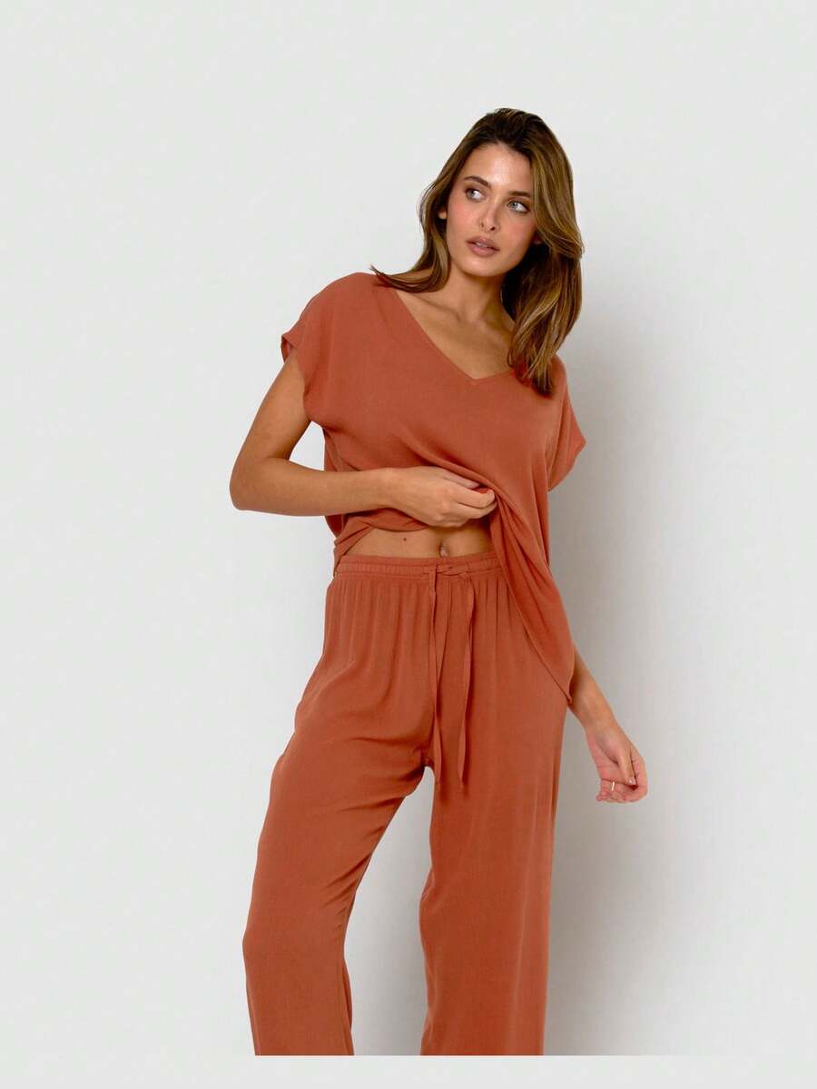 Tramas+ Damen-Bluse "Bambula" aus Viskose in Terrakotta mit Falten, V-Ausschnitt und kurzen Ärmeln für einen vielseitigen und eleganten Look – erhältlich in den Größen S/M und L/XL. Ideal, um Ihrer Garderobe Stil und Komfort zu verleihen. Pflegeleicht und einfach zu waschen. Perfekt für verschiedene Anlässe. Attraktive und edle Terrakotta-Farbe. - TEJA - Übersicht 1