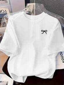 Una elegante camiseta de mujer con cuello redondo y un sencillo estampado artístico de lazo, ideal para un uso diario relajado y cómodo, con mangas cortas. - Blanco - Ver 7