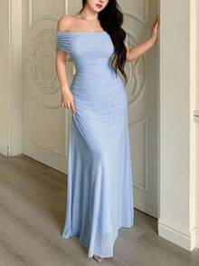 Vestido largo elegante de mujer con hombros descubiertos, cintura fruncida y malla, adecuado para bodas, eventos formales y fiestas de gala - Celeste - Ver 6