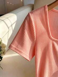 Camiseta elástica de manga corta con cuello cuadrado en color albaricoque sólido, diseño minimalista, adecuada para uso diario, con decoración de botones, diseño minimalista, para verano, versátil - Rosa - Ver 4