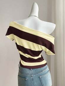 Camiseta de mujer de manga corta con cuello asimétrico y estampado de rayas - amarillo ganso - Ver 2