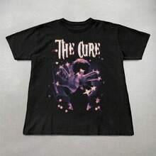 The Cure shirt, 90s band graphic T1EE, Retro band T1EEs, Gothic shirt, GifT1S for her, Alt R1OCk shirt, Goth Clot1hing, The cure band T1EE, UniS1exFor Camiseta 100% Algodón Unisex - Playera Casual Premium de Corte Cómodo - Negro - Ver 1
