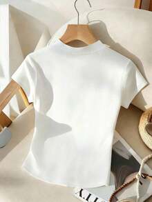 Camiseta de mujer de punto con cuello en V profundo, manga corta, cintura ceñida, abertura frontal con botones metálicos, elegante, romántica, casual, para uso diario, trabajo, cena, primavera/verano - Blanco - Ver 2
