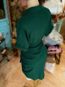 Vestido camisa de manga corta con cuello, abotonadura sencilla y cintura con lazo - Verde Oscuro - Ver 2
