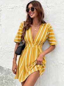 Vestido corto de verano casual y de vacaciones para mujer con cuello en V profundo, estampado de rayas y cintura ceñida - Amarillo - Ver 1