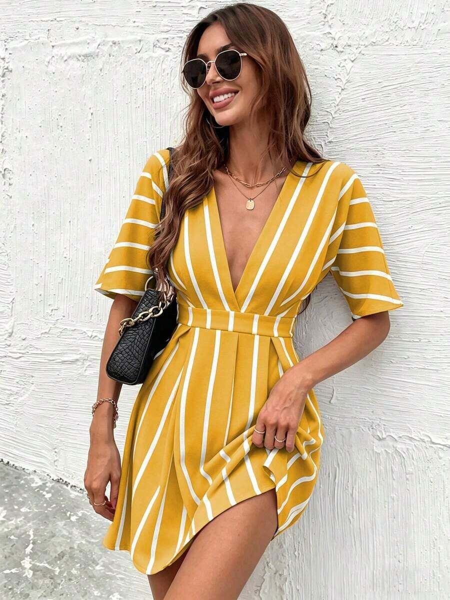 Vestido corto de verano casual y de vacaciones para mujer con cuello en V profundo, estampado de rayas y cintura ceñida - Amarillo - Ver 1