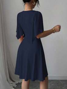 Nuevo vestido elegante corto para mujer con cuello en V, busto fruncido, mangas con volantes y cintura ceñida.Favorecedora y elegante. - Azul marino - Ver 2