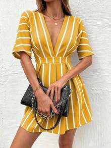Vestido corto de verano casual y de vacaciones para mujer con cuello en V profundo, estampado de rayas y cintura ceñida - Amarillo - Ver 3