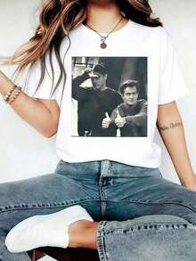 1 pieza de camiseta gráfica para mujer "The One With The Gun" de Chandler - Estampado del programa de Friends, cuello redondo casual, manga corta, tela ligera y transpirable, perfecta para primavera y verano, ropa casual. |     Camiseta con estampado gráfico |     Ajuste cómodo, camiseta Gun 180g 100% algodón - Blanco - Ver 1