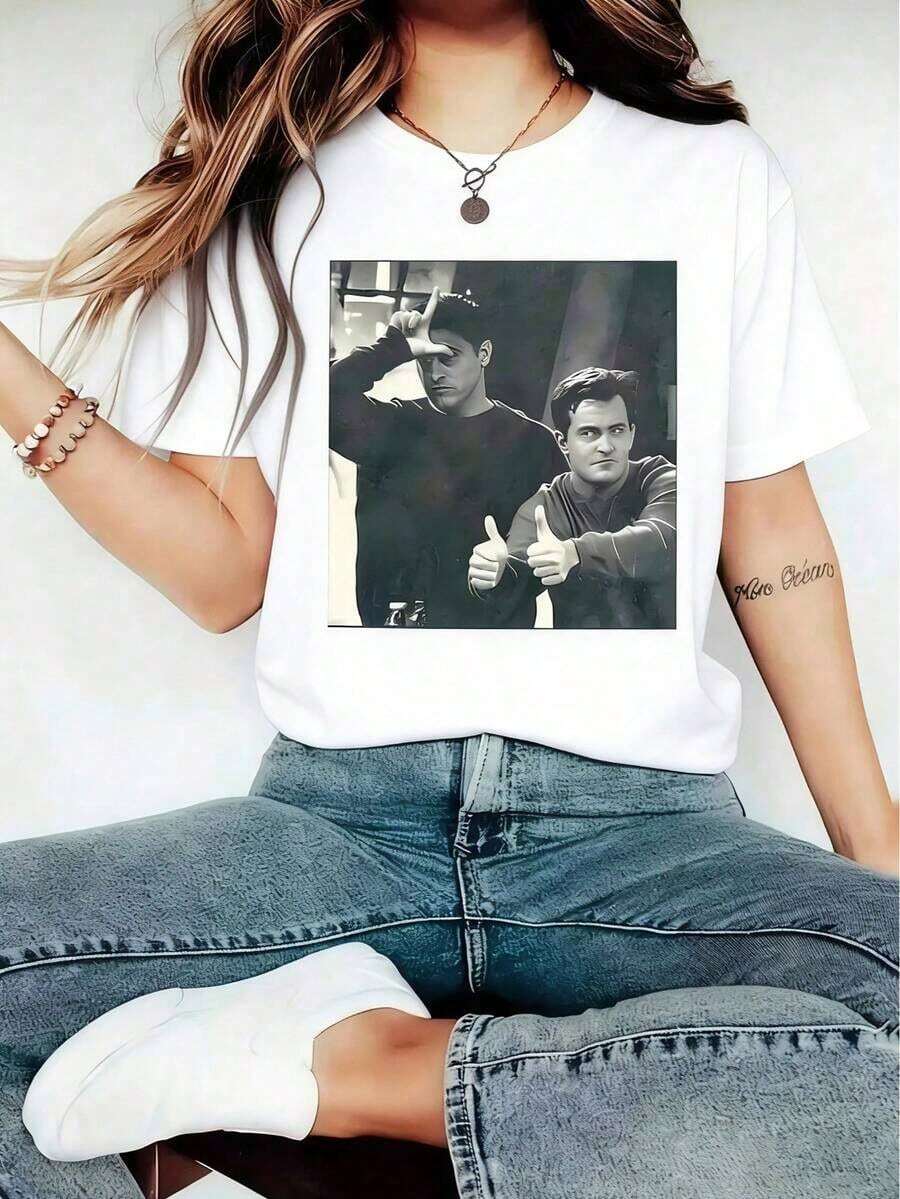 1 pieza de camiseta gráfica para mujer "The One With The Gun" de Chandler - Estampado del programa de Friends, cuello redondo casual, manga corta, tela ligera y transpirable, perfecta para primavera y verano, ropa casual. |     Camiseta con estampado gráfico |     Ajuste cómodo, camiseta Gun 180g 100% algodón - Blanco - Ver 1