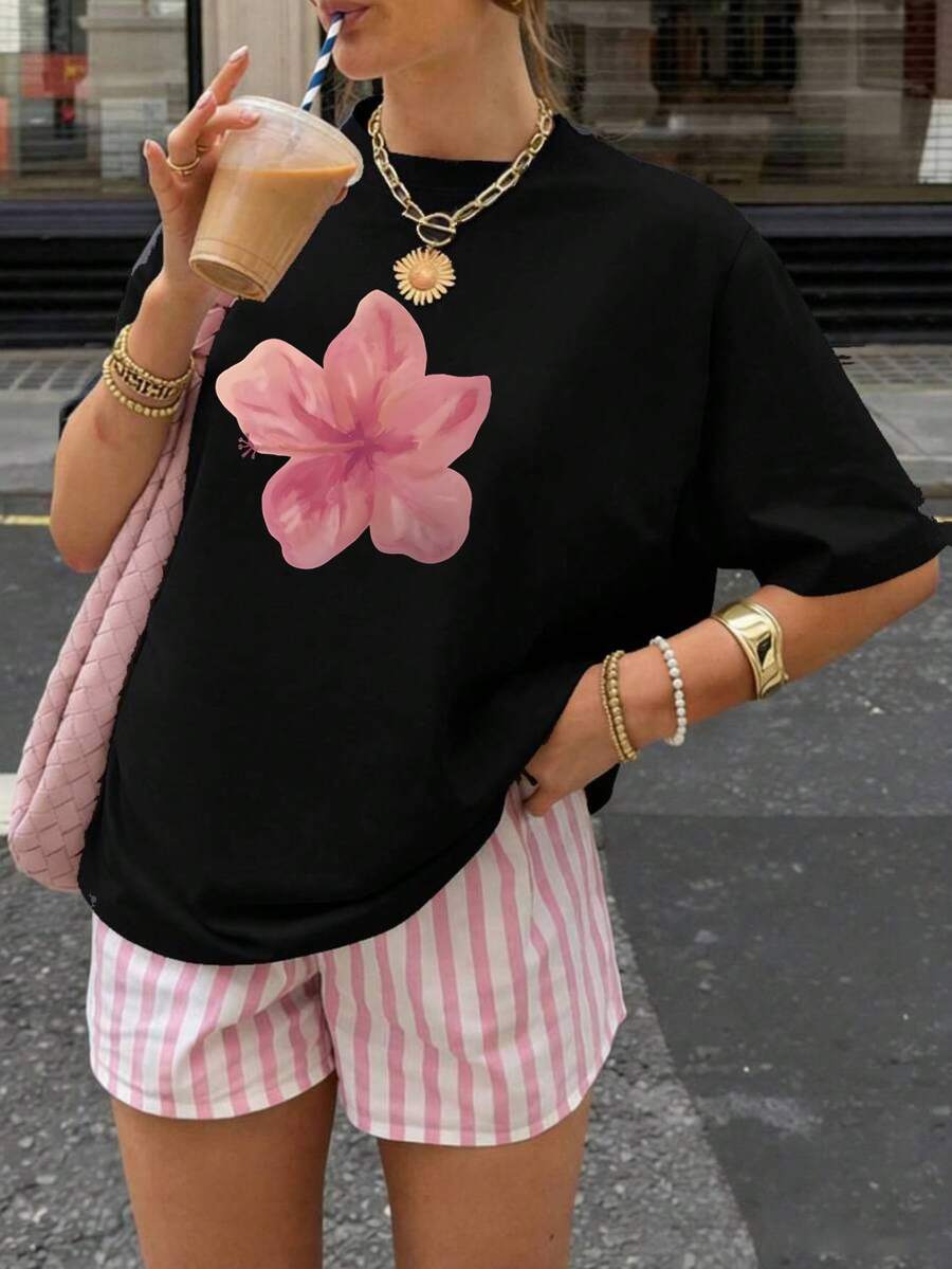 Women's Light Blue Oversized Summer T-Shirt With Pink Floral Print. Loose-Fitting Round Neck T-Shirt With Pink Hibiscus Flower Design, Fresh And Feminine Style. Casual Short-Sleeved Blue T-Shirt With Floral Print, Ideal For Beach And Summer Looks. - YH410-黑色 - 查看 1