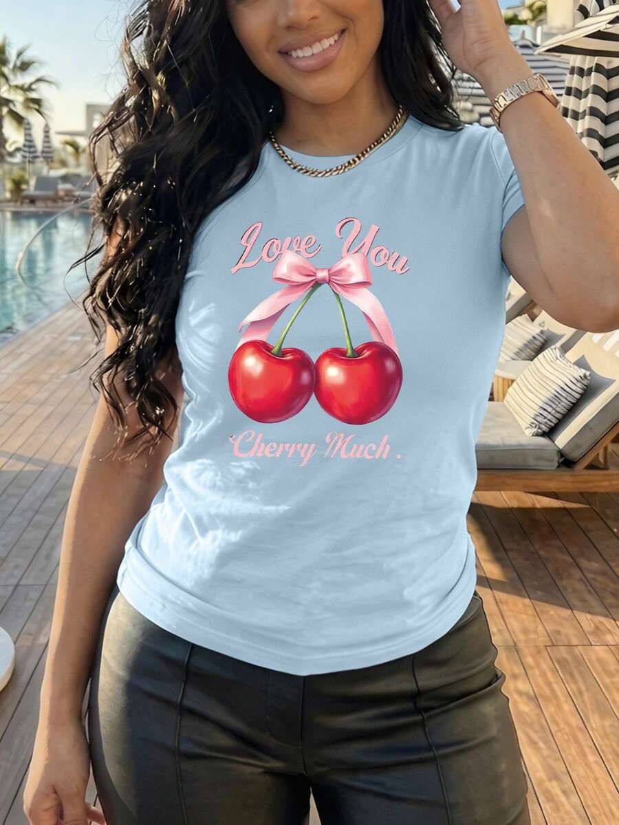 Camiseta blanca con cerezas "Love You Cherry Much" Playera casual de manga corta Camiseta con estampado de cerezas Diseño gráfico de cerezas con frase romántica Estilo juvenil / dulce / femenino - YH303-Azul - Ver 1