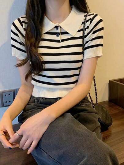 Áo thun nữ tay ngắn kẻ sọc mới, kiểu dáng thường ngày, cài nút, thích hợp cho mùa xuân/hè.