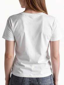 Camiseta casual de manga corta para mujer con estampado de mochila azul que muestra lápices, reglas, manzanas y crayones para un estilo universitario, cuello redondo, tela transpirable, ropa casual de primavera/verano, camiseta para mujer, moda de temporada, diseño artístico, material suave - Atuendo para el Día de San Patricio - Ropa de verano para mujer - Blusas para mujer - Blusas de verano - Ropa de vacaciones para mujer - Camiseta vintage de estilo callejero unisex, holgada, de algodón, manga corta y cuello redondo. blusas.blusas casuales para dama. - Blanco - Ver 2