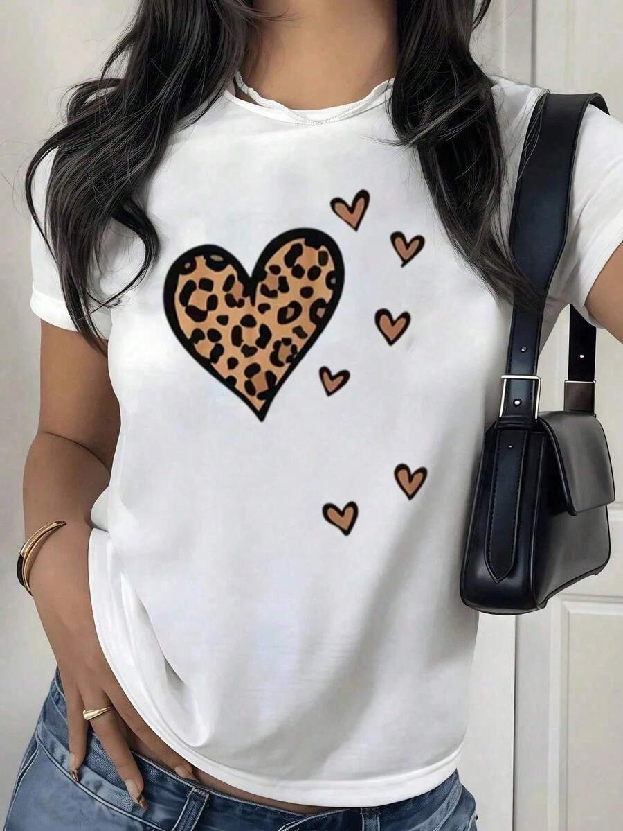 Camiseta de mujer de manga corta, con proceso de transferencia térmica exquisito. El estampado de corazón grande de leopardo y corazones miniatura es muy llamativo, el contraste de leopardo retro con fondo es super atractivo, estilo dulce y genial, ideal para looks diarios, suave y personal - Blanco - Ver 1