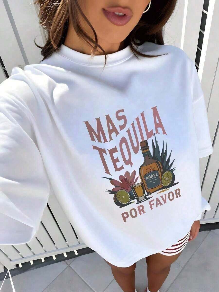 Camiseta para mujer con diseño de botella de tequila, agave, flores y limones, simbolizando la alegría mexicana, tonos vivos, cómoda y moderna