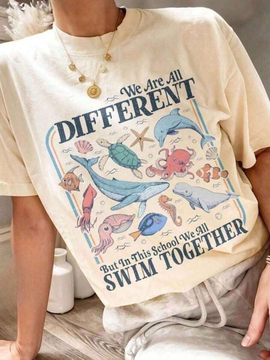 Camiseta "Todos Nadamos Juntos", Camiseta para Maestros de Regreso a Clases, Camiseta con Estampado de Animales Marinos, Camiseta con Estampado de Tortuga Submarina, Camiseta de Algodón 100% de Manga Corta, Estilo Clásico y Grueso, Camiseta con Estampado Gráfico, Top Casual de Manga Corta para Mujer - Tops de Primavera - Ropa de Verano para Mujer - Tops de Algodón para Mujer - Camiseta Vintage de Estilo Urbano Unisex de Manga Corta y Cuello Redondo de Algodón Suelto, blusas para mujer. blusas.blusas casuales para dama. - Blanco - Ver 1