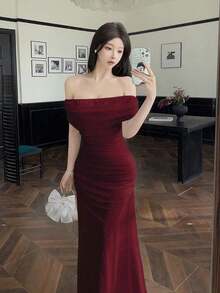 Vestido largo elegante de mujer con hombros descubiertos, cintura fruncida y malla, adecuado para bodas, eventos formales y fiestas de gala - Burdeos - Ver 7