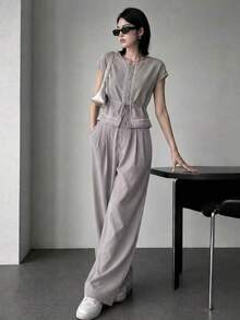 A&DD MODA, REF: AS1990 - Women's Set Consisting Of A Short-Sleeved Blouse And Pants. The Blouse Has A Round Neckline With Details And Buttons. The Pants Have A Straight Cut For A Slimming Effect. This Casual Yet Elegant Set Is Ideal For Special Occasions And Social Events, Creating A Complete And Sophisticated Look. - Xám - Xem 1