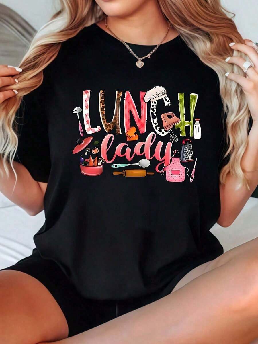 Camiseta GiftGiftLunch Lady con diseño gráfico de herramientas de cocina coloridas y texto de Lunch Lady para entusiastas de la cocina y trabajadores de cafeterías escolares - Suave. - Negro - Ver 1