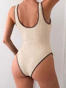 Traje de baño de una pieza de mujer de estilo retro francés en color almendra, con textura de tela acanalada vertical y contraste en marrón oscuro, escote en U con espalda recortada, tirantes anchos, decoración de anillo metálico asimét - Beis - Ver 2