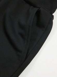 No es un conjunto a juego, los pantalones son solo para referencia de combinación. Hecho de 100% algodón puro, transpirable y agradable para la piel. Cuello redondo clásico, corte ajustado y favorecedor que se adapta a todo tipo de cuerpo. Diseño estampado moderno, minimalista y elegante. Estilo unisex, ideal para conjuntos de pareja. Perfecto para el trayecto diario, citas informales y moda urbana, versátil y atemporal. - Negro - Ver 4