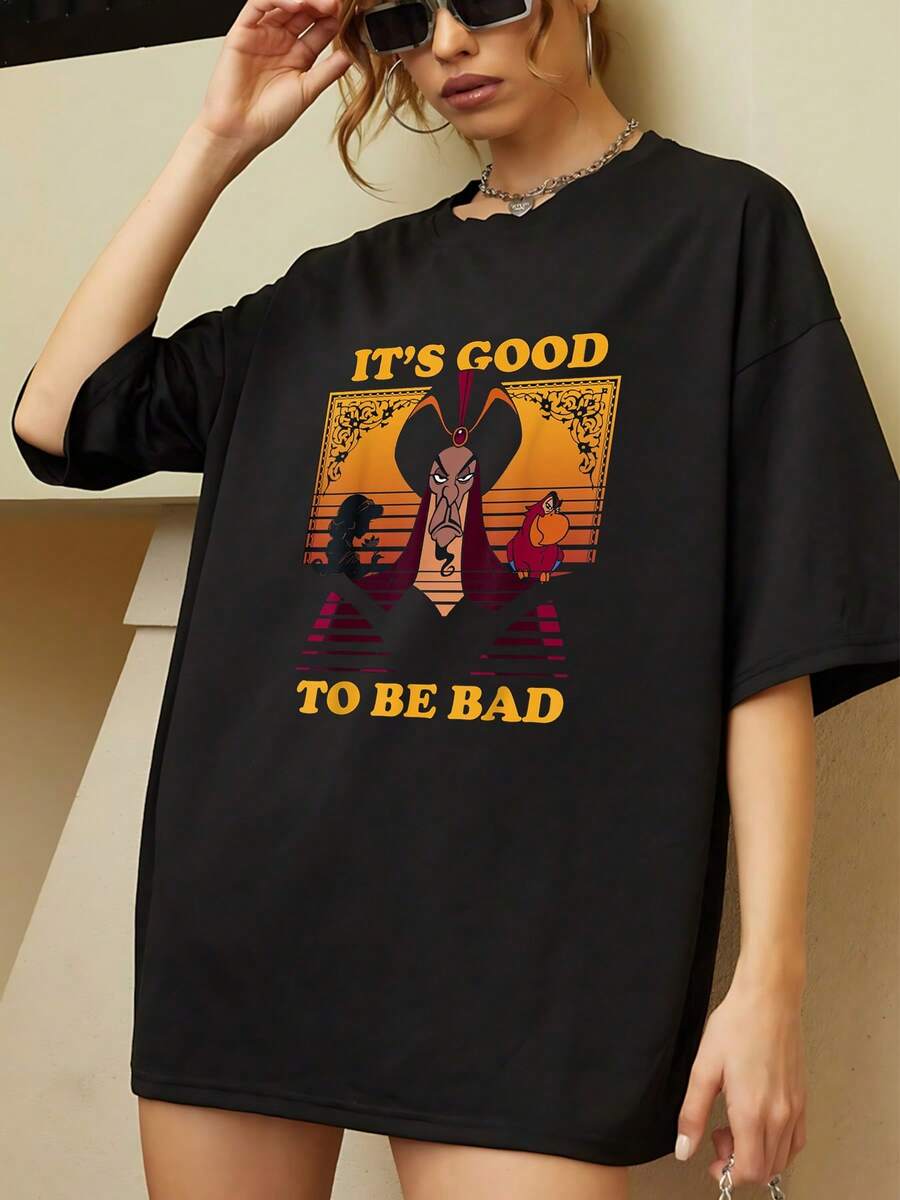 Figura central con expresión desafiante inspirada en la dualidad entre lo bueno y lo malo sobre fondo dorado con detalles artísticos camisetas de mujer  casual cómoda para uso diario y perfecta para mostrar confianza y personalidad - Negro - Ver 1