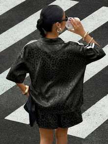 Muchic Conjunto de camisa holgada y pantalones cortos de estampado de leopardo jacquard negro para mujer, adecuado para uso al aire libre, conjunto de camisa y pantalones cortos de estilo callejero - Negro - Ver 2