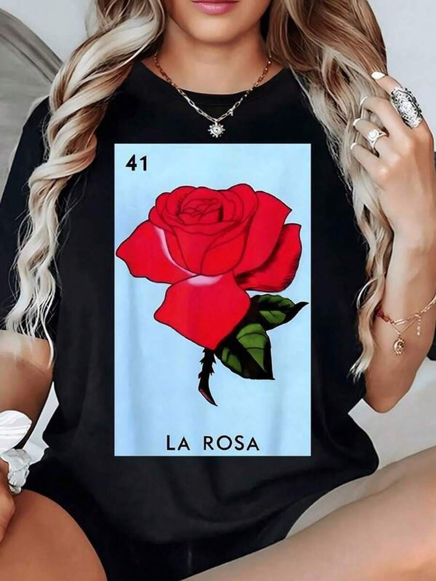 Red Rose In Full Bloom Symbolizing Love, Passion And Timeless Beauty On A Sky Blue Background. Women's T-Shirt, 100% Cotton, 220g - 黑色 - 查看 1