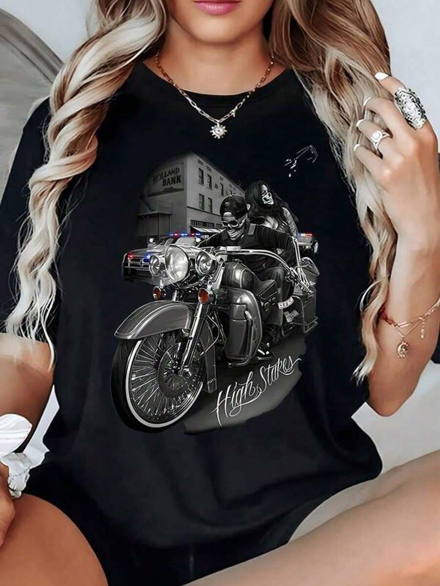 Classic Motorcycle With Couple In Helmets In Front Of Bank And Patrol Cars Conveying Intense Urban Action. Women's T-Shirt, 100% Cotton, 220g - 黑色 - 查看 1