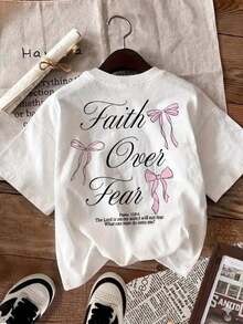 Women's Short-Sleeved T-Shirt With A Round Neck, Relaxed Fit, Featuring A "Faith Over Fear" Cursive Lettering Print, Decorative Bows, And A Bible Verse On The Back. Suitable For Everyday Wear, Casual Outings, Weekends, Vacations, Informal Gatherings, And Outdoor Activities. Made Of Polyester, With A Youthful, Urban Casual Style, Ideal For Spring And Summer. Domestic Shipping Available. - 白色 - 查看 1