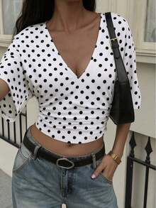 Blusa ajustada con escote en V, cintura plisada y estampado de lunares, adecuada para uso diario, trabajo, citas y fiestas, con estilo casual y sexy de la época Y2K - Blanco y Negro - Ver 3