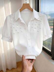 Blusa casual/de trabajo de manga corta elegante y ajustada con cuello y adornos de perlas para mujeres - Blanco - Ver 3