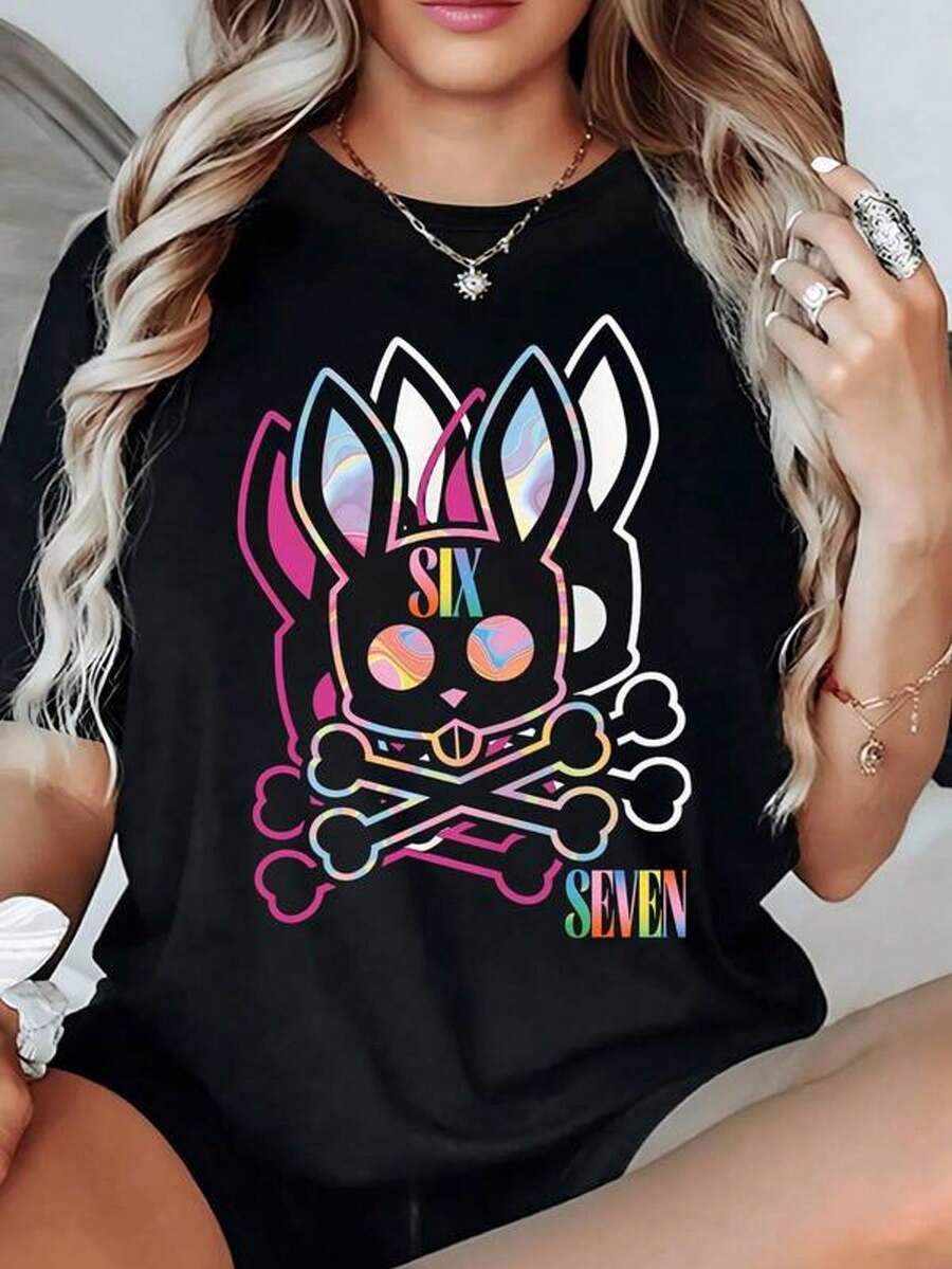 Rabbit With Multicolored Ears And  Eyes On Crossed Skulls Symbolizes Rebellious And Youthful Energy. Women's T-Shirt, 100% Cotton, 220g - 黑色 - 查看 1