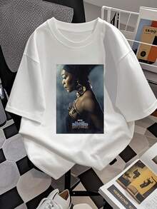 The Image Shows A Figure Enveloped In A Mystical Atmosphere With An Air Of Strength And Elegance, Highlighting A Powerful Posture That Symbolizes Determination And Cultural Pride. A Comfortable, Breathable Women's T-Shirt, Ideal For Casual Or Urban Wear. - 白色 - 查看 2