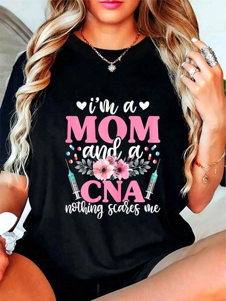 Plus Size, Women's Graphic Camisole "I'm A Mother And Home Care Nurse, Nothing Scares Me" - Nursing Theme Clothing With Stethoscope And Syringe Design, Intense Pink Lettering, Comfortable Short Sleeve Crew Neck Camisole, Machine Washable, Mother's Day Gift For Home Care Nurse Moms, Breathable And Comfortable. - 黑色 - 查看 1