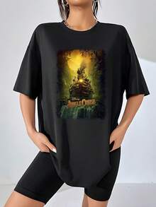 Gráfico que muestra una aventura en la selva con un barco navegando entre árboles exóticos bajo una luz dorada simbolizando exploración y coraje camiseta de mujer  cómoda casual y moderna para uso diario - Negro - Ver 1