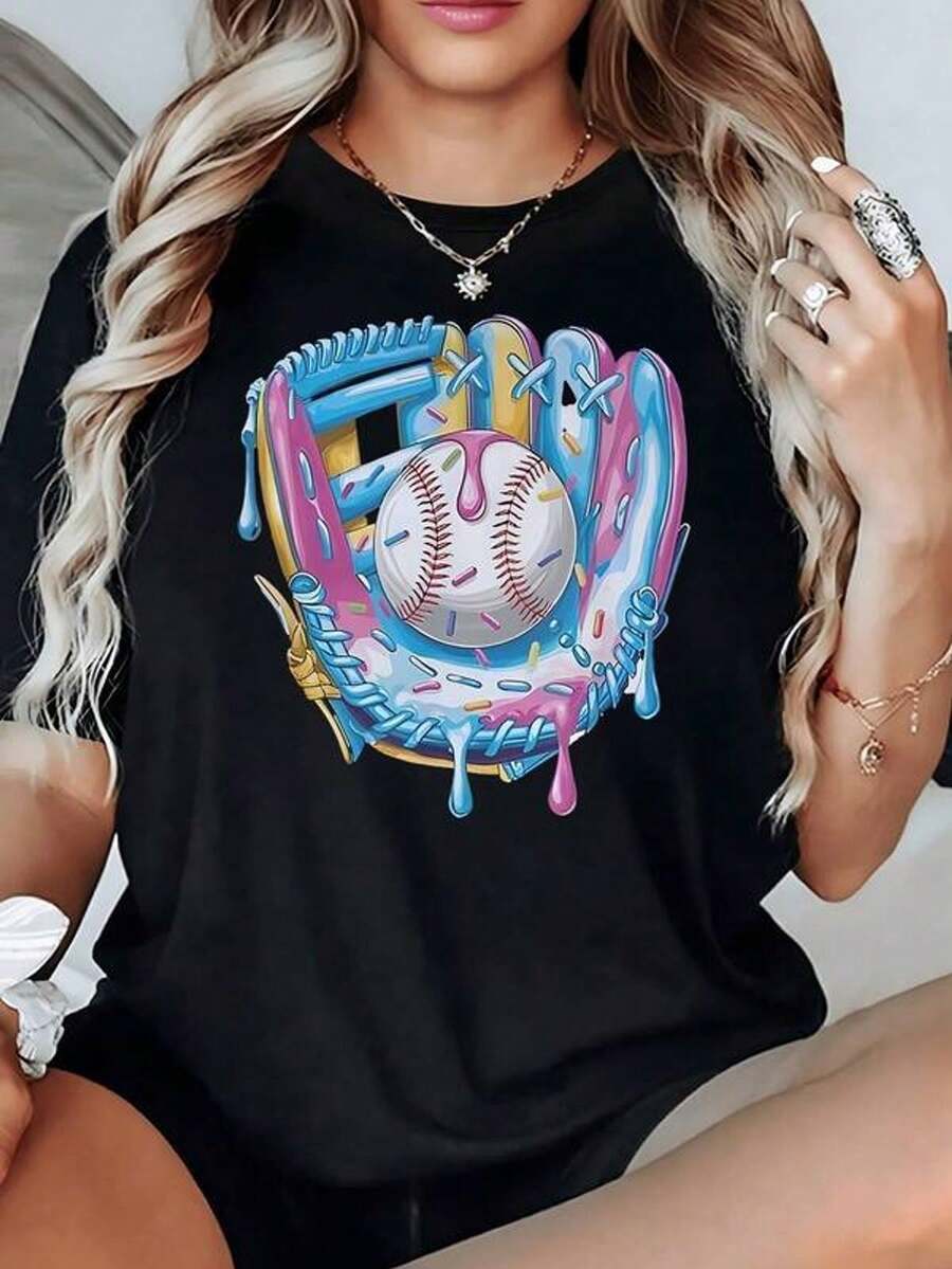 Guante de béisbol colorido con pelota cubierta de glaseado dulce que simboliza la fusión entre deporte y diversión camiseta para mujer 100% algodón cómoda y moderna